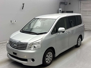 TOYOTA NOAH 2013