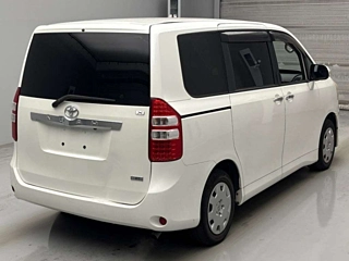 TOYOTA NOAH 2011