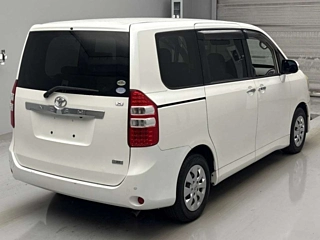 TOYOTA NOAH 2011