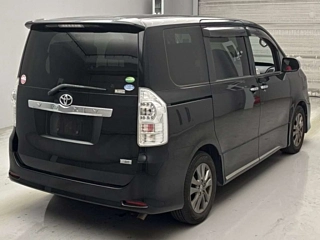TOYOTA VOXY 2013