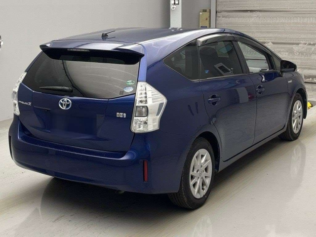 TOYOTA PRIUS ALPHA 2013