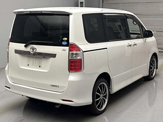 TOYOTA NOAH 2009
