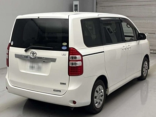 TOYOTA NOAH 2010
