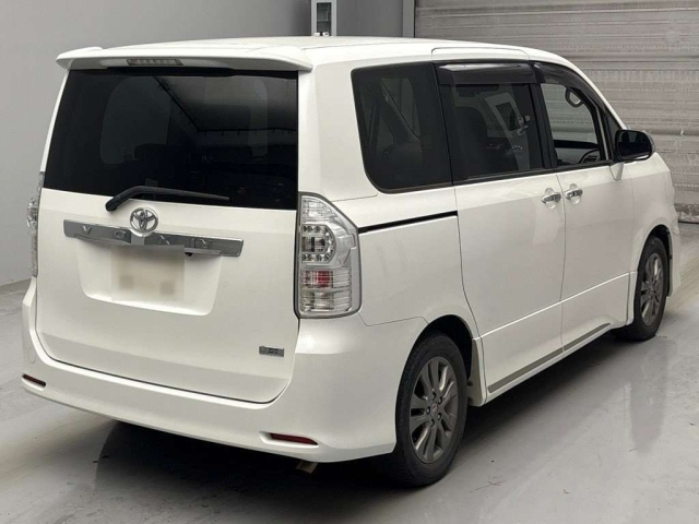 TOYOTA VOXY 2013