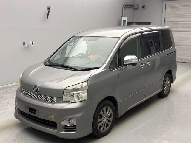 TOYOTA VOXY 2013