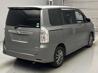 TOYOTA VOXY 2013