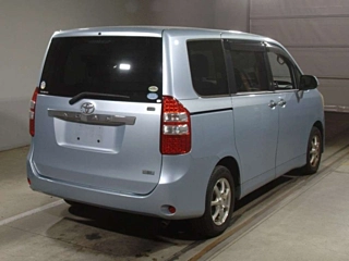 TOYOTA NOAH 2010