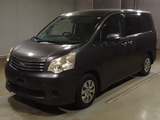 TOYOTA NOAH 2010