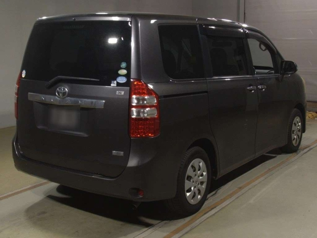 TOYOTA NOAH 2010