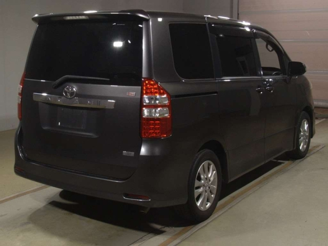 TOYOTA NOAH 2010