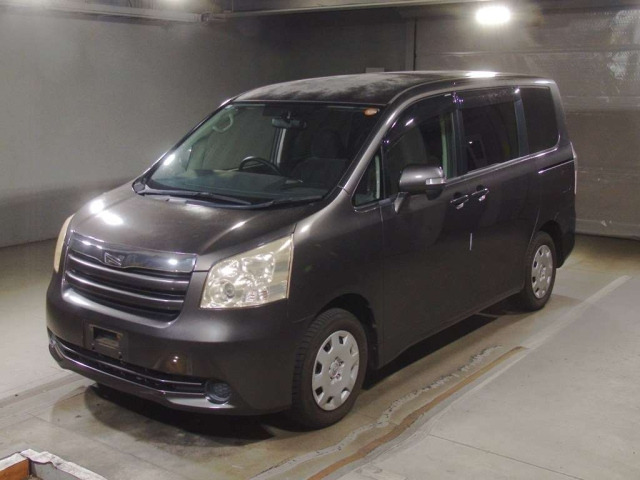 TOYOTA NOAH 2010