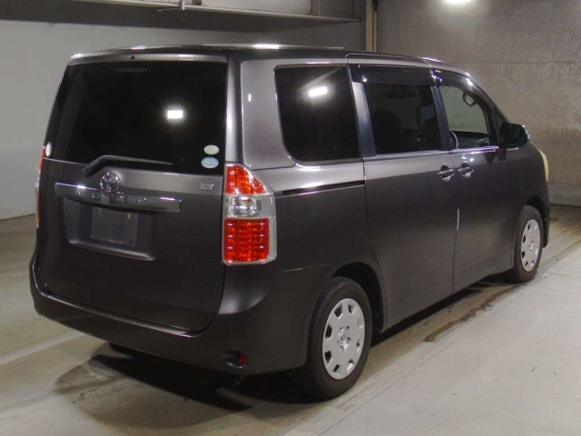 TOYOTA NOAH 2010