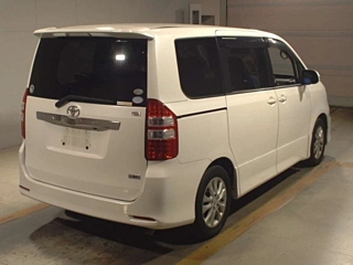TOYOTA NOAH 2011