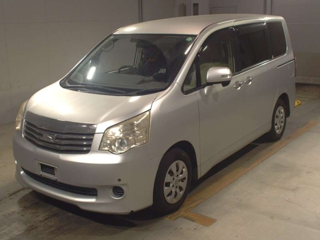TOYOTA NOAH 2011