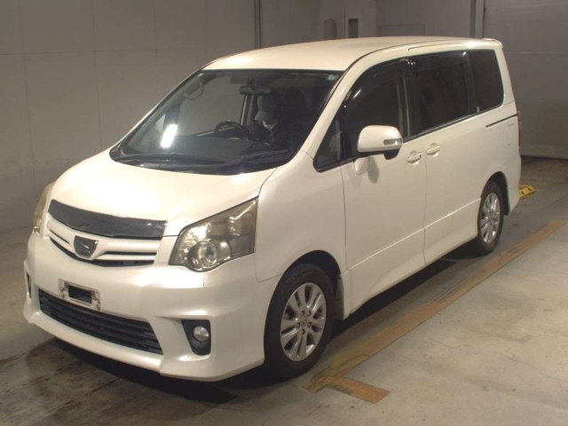 TOYOTA NOAH 2010