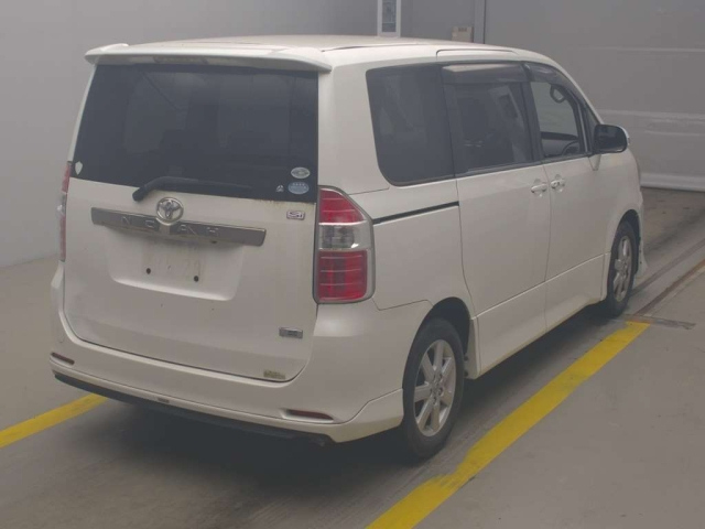 TOYOTA NOAH 2008