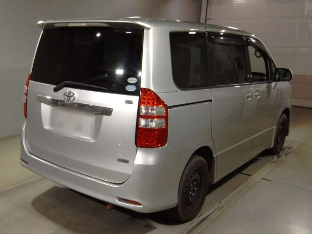 TOYOTA NOAH 2010