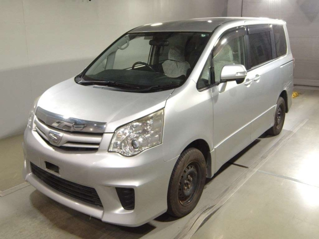 TOYOTA NOAH 2010