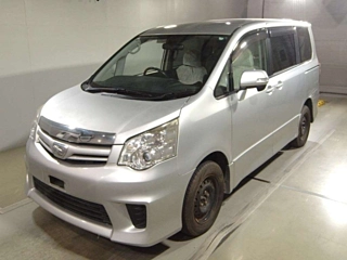 TOYOTA NOAH 2010