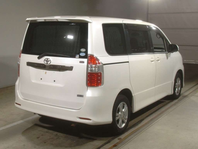 TOYOTA NOAH 2008