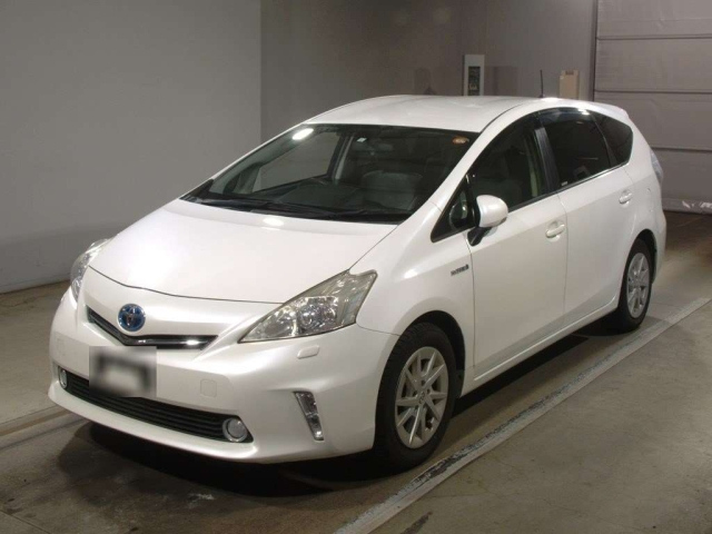 TOYOTA PRIUS ALPHA 2013