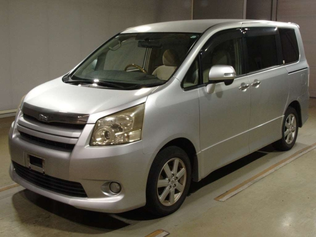 TOYOTA NOAH 2008