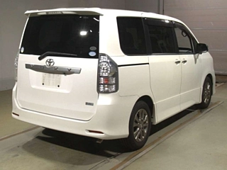 TOYOTA VOXY 2011