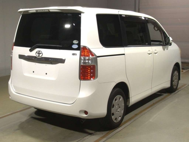 TOYOTA NOAH 2009