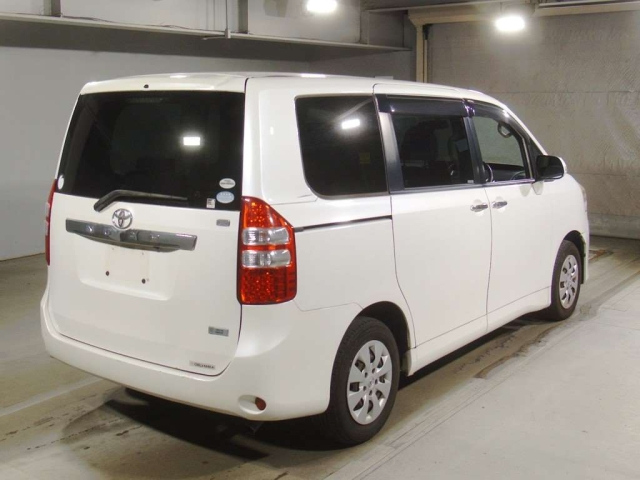 TOYOTA NOAH 2011