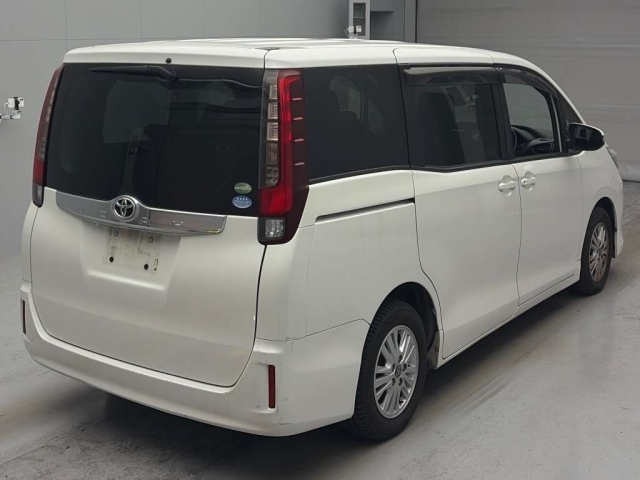 TOYOTA NOAH 2015
