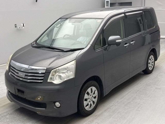 TOYOTA NOAH 2013