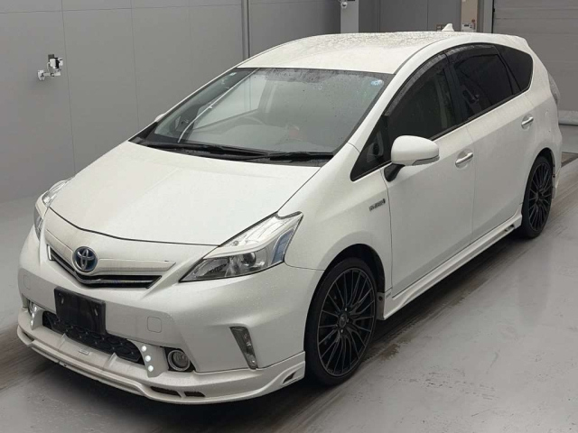 TOYOTA PRIUS ALPHA 2014