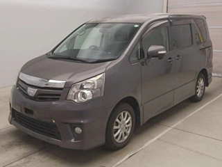 Toyota Noah 2011