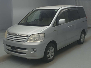 Toyota Noah 2003