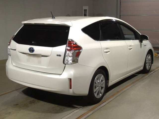 TOYOTA PRIUS ALPHA 2015
