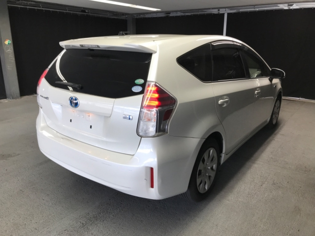 TOYOTA PRIUS ALPHA 2015