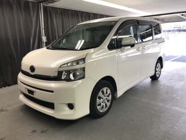 TOYOTA VOXY 2010