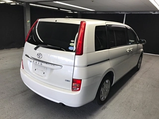 TOYOTA ISIS 2011