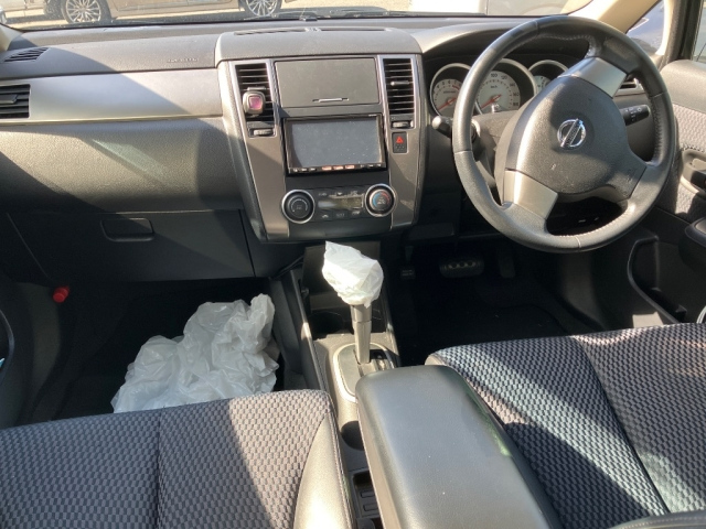 NISSAN TIIDA 2012