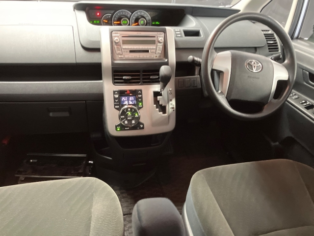 TOYOTA VOXY 2010