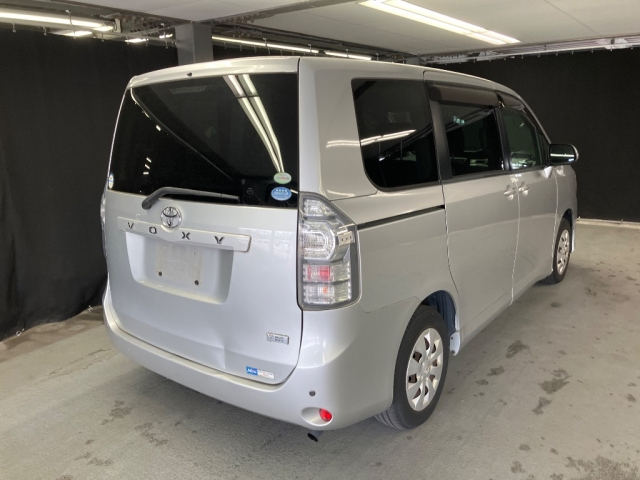 TOYOTA VOXY 2010