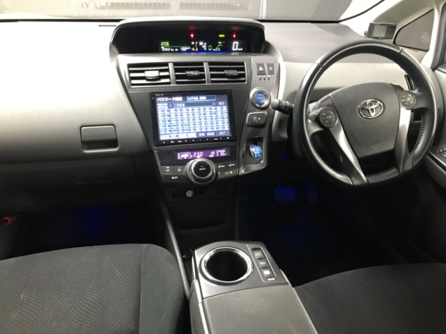 TOYOTA PRIUS ALPHA 2013