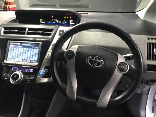 TOYOTA PRIUS ALPHA 2011