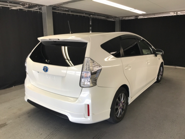 TOYOTA PRIUS ALPHA 2011