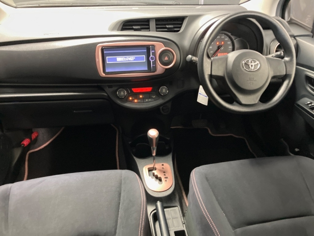 TOYOTA VITZ 2013