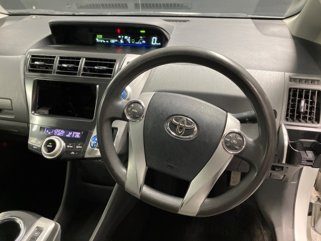 TOYOTA PRIUS ALPHA 2013