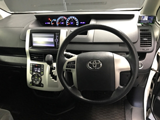 TOYOTA VOXY 2013