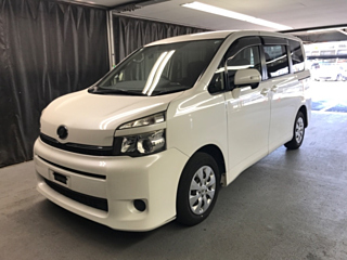 TOYOTA VOXY 2013
