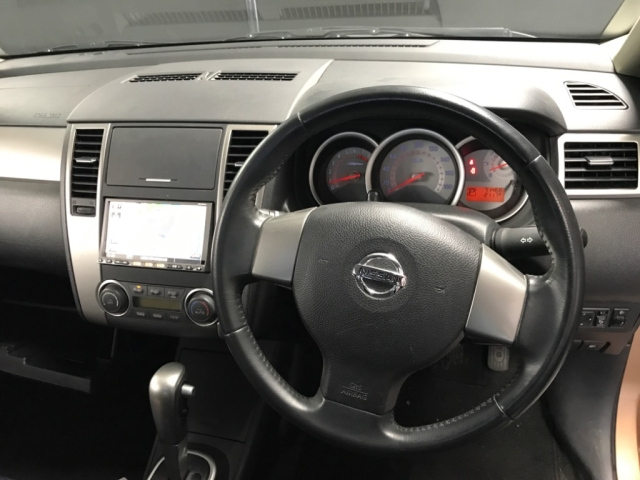 NISSAN TIIDA 2010