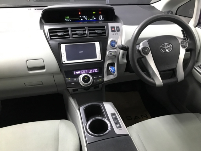 TOYOTA PRIUS ALPHA 2012